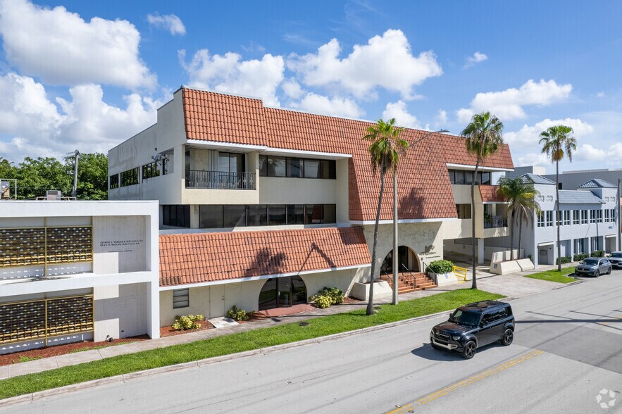 4675 Ponce de Leon Blvd, Coral Gables, FL à louer - Photo du bâtiment - Image 2 de 26
