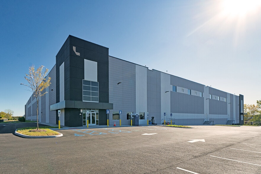 69 Lefante Way, Bayonne, NJ à louer - Photo du bâtiment - Image 1 de 14