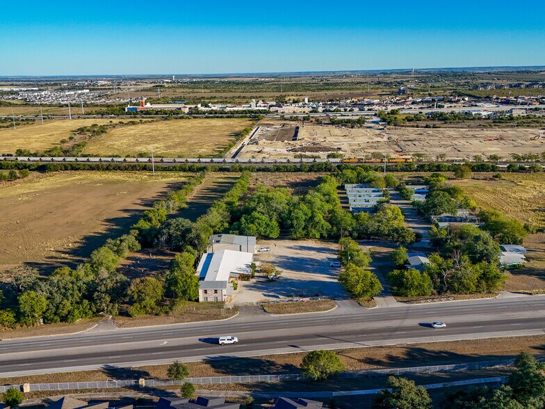 3419 Hunter Rd, San Marcos, TX à louer - Photo du bâtiment - Image 3 de 13