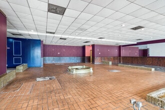 6289 N Oak Tfwy, Gladstone, MO for lease Interior Photo- Image 2 of 14