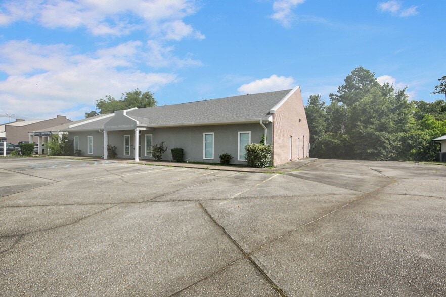 294 Thames Ave, Bay Saint Louis, MS à vendre - Photo du bâtiment - Image 2 de 12