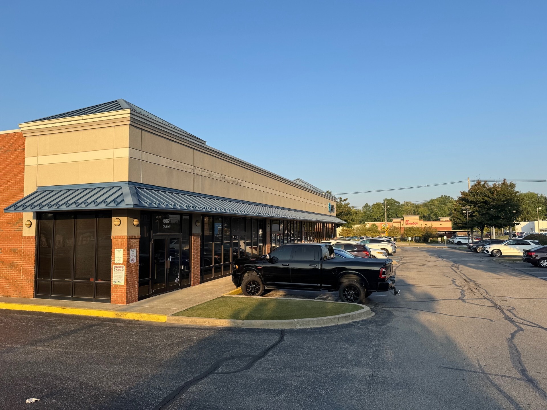6661 Dixie Hwy, Louisville, KY for lease Primary Photo- Image 1 of 6