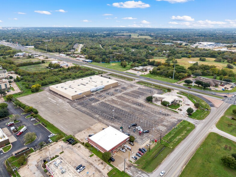 1205 N Loop 340, Waco, TX à vendre - Photo du bâtiment - Image 3 de 9