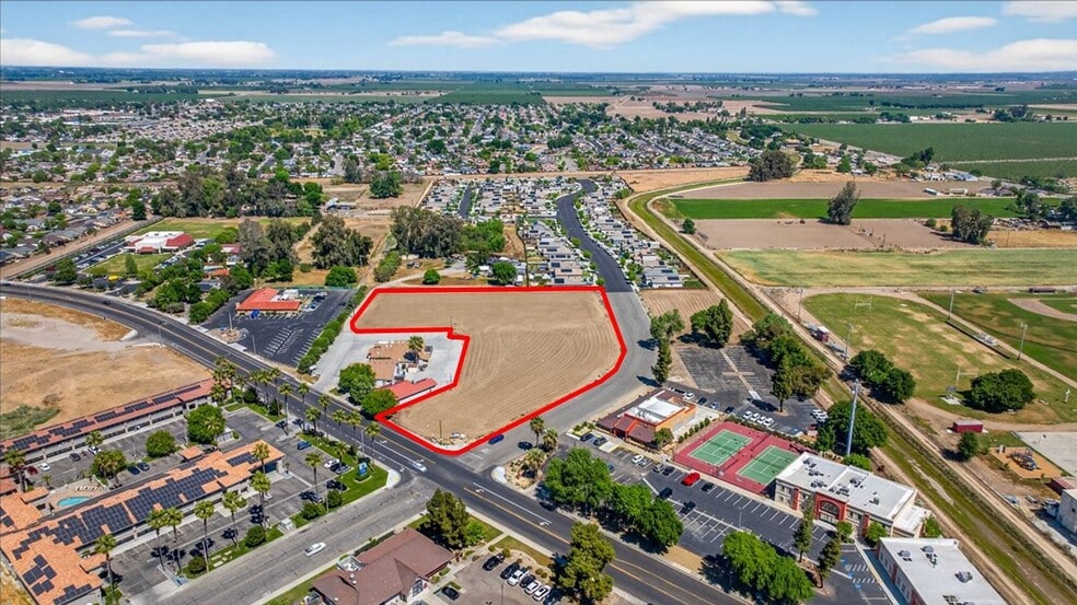 427 Daphne ln, Lemoore, CA à vendre - Photo du bâtiment - Image 2 de 5