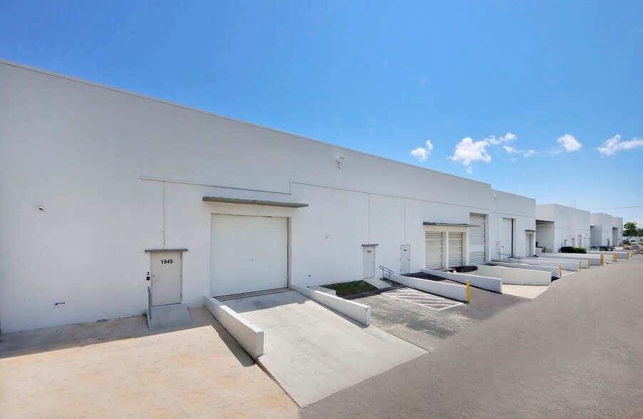1901-1949 Tigertail Blvd, Dania, FL for lease - Interior Photo - Image 3 of 8