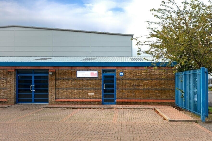 900-905 Yeovil Rd, Slough for lease Building Photo- Image 1 of 6