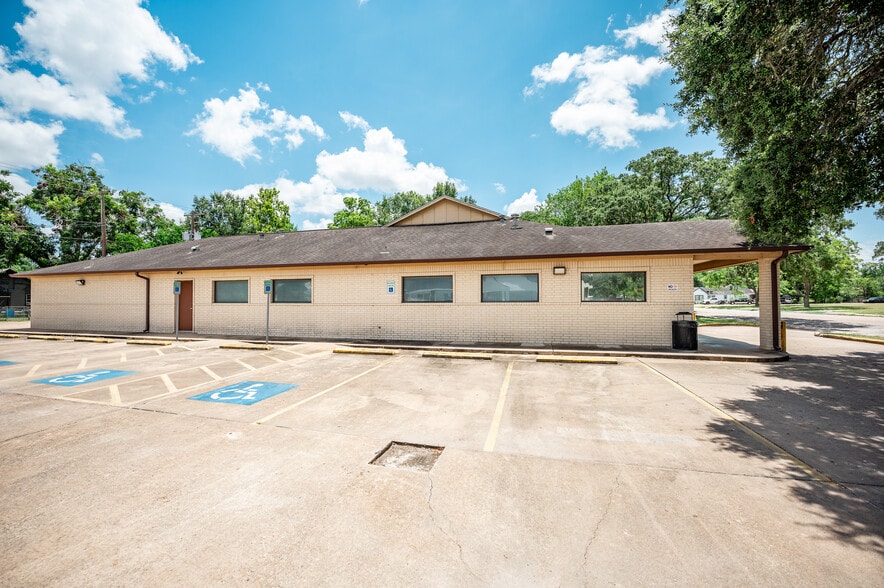 1105 Avenue H, Bay City, TX à vendre - Photo du bâtiment - Image 2 de 25