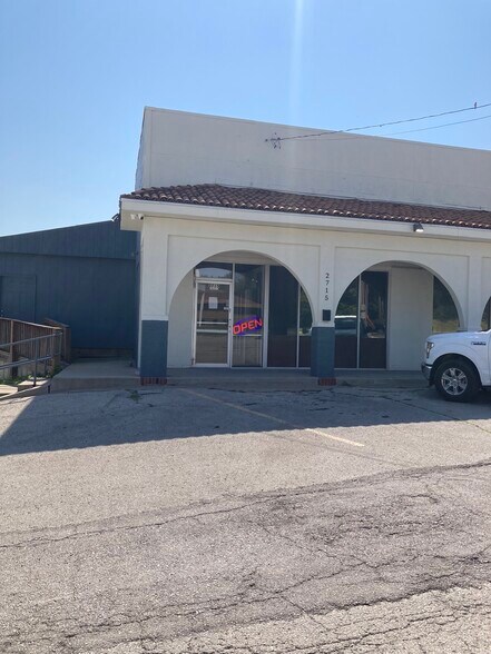 2715 N Belt Hwy, Saint Joseph, MO à louer - Photo du bâtiment - Image 3 de 6