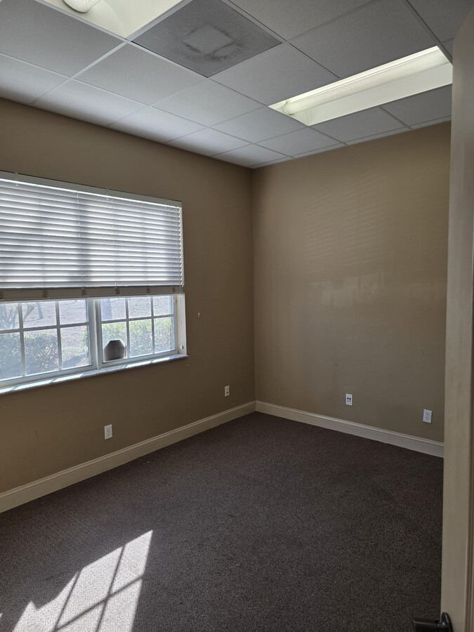 2505-2511 Seven Springs Blvd, New Port Richey, FL 34655 - Unité 2505-2507 -  - Photo intérieure - Image 1 of 27