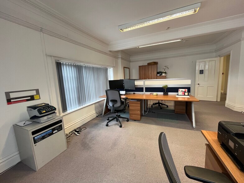 16-17 High St, Tring à louer - Photo du bâtiment - Image 3 de 5