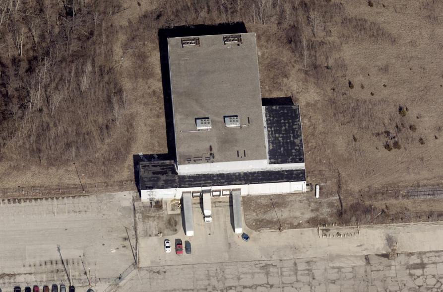 9801 Airport Dr, Fort Wayne, IN for lease - Building Photo - Image 1 of 7