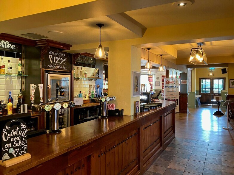 291 Warrington Rd, Warrington à louer - Photo du bâtiment - Image 3 de 17