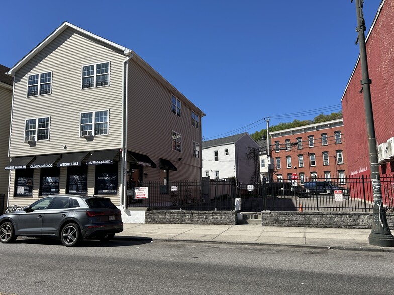 624-628 Main St, Paterson, NJ for lease - Building Photo - Image 2 of 6