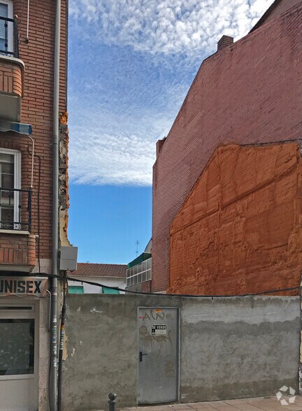 Calle de la Huerta Chica, 26, San Fernando de Henares, Madrid à vendre - Photo du bâtiment - Image 2 de 2