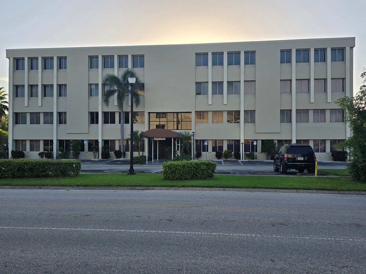 3949 Evans Ave, Fort Myers, FL 33901 - Unité 206-207 -  - Photo intérieure - Image 2 of 7