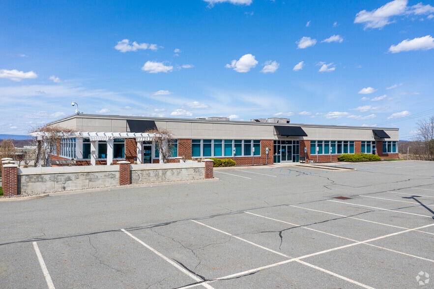 4 Crotty Ln, New Windsor Township, NY for lease - Building Photo - Image 3 of 8