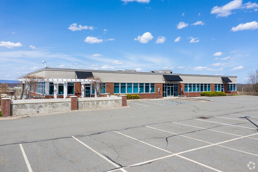 4 Crotty Ln, New Windsor Township, NY à louer - Photo du bâtiment - Image 3 de 8