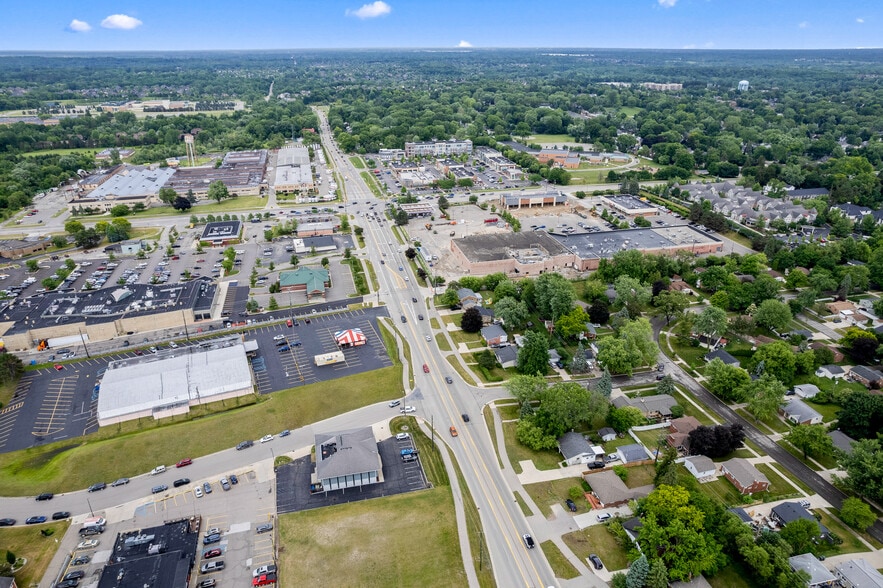 210 W Tienken Rd, Rochester Hills, MI for lease - Building Photo - Image 3 of 19