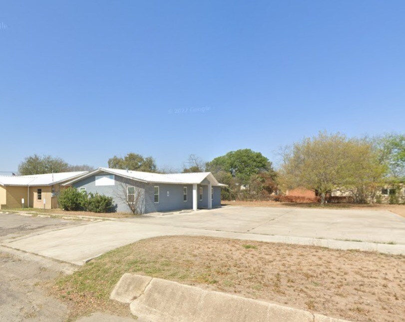 200 W College Ave, Devine, TX à vendre Photo du bâtiment- Image 1 de 1