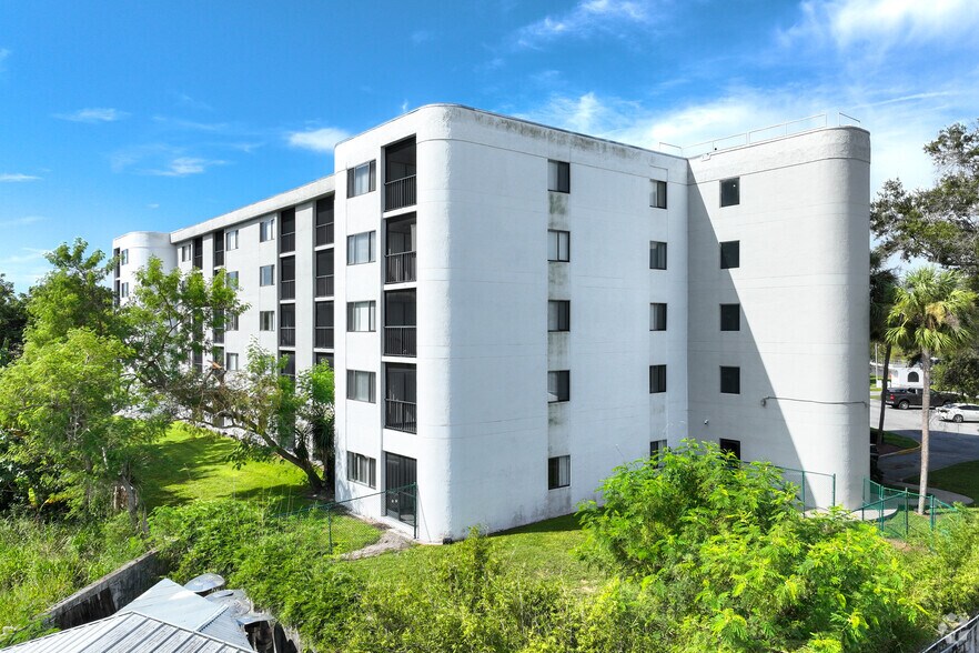 1300 Lake Howard Dr SW, Winter Haven, FL à vendre - Photo principale - Image 1 de 1