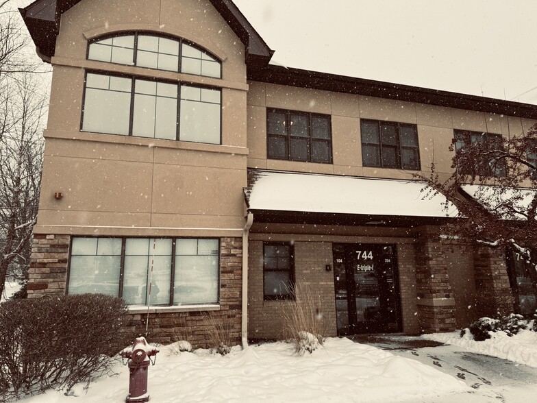 744 Southcross Dr W, Burnsville, MN à vendre - Photo du bâtiment - Image 1 de 9