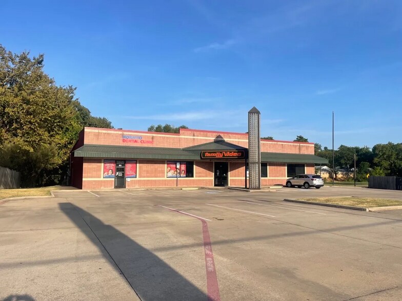 1400 N Center St, Bonham, TX à louer - Photo du bâtiment - Image 3 de 3