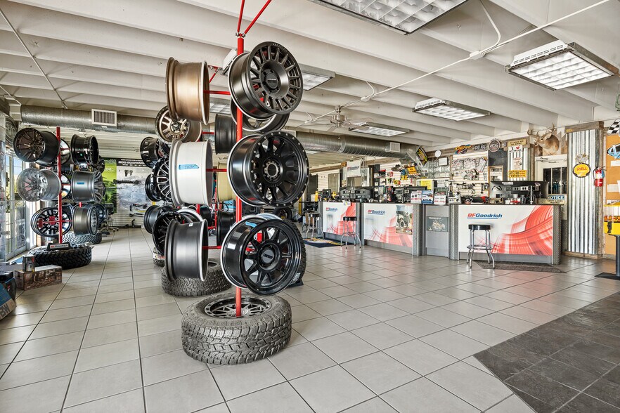 2238 NW Loop 410 Fwy, San Antonio, TX à vendre - Photo du bâtiment - Image 2 de 32