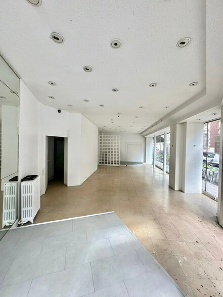 Retail in Paris for lease - Interior Photo - Image 2 of 3