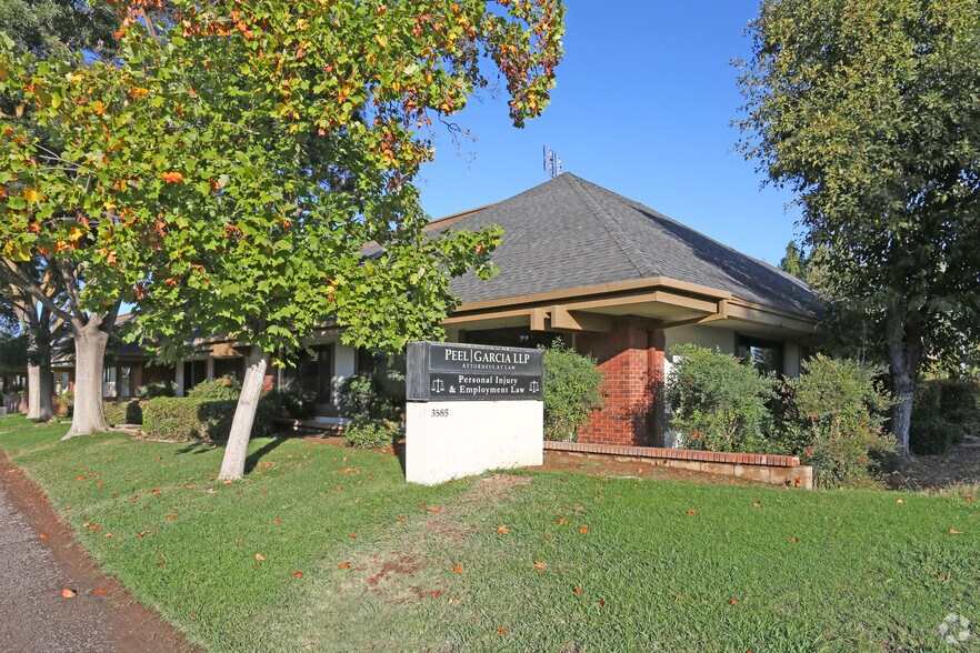 3585 W Beechwood Ave, Fresno, CA à louer - Photo du bâtiment - Image 1 de 30