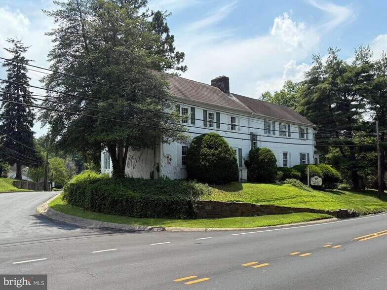 10 Beulah Rd, New Britain, PA à vendre - Photo du bâtiment - Image 2 de 8