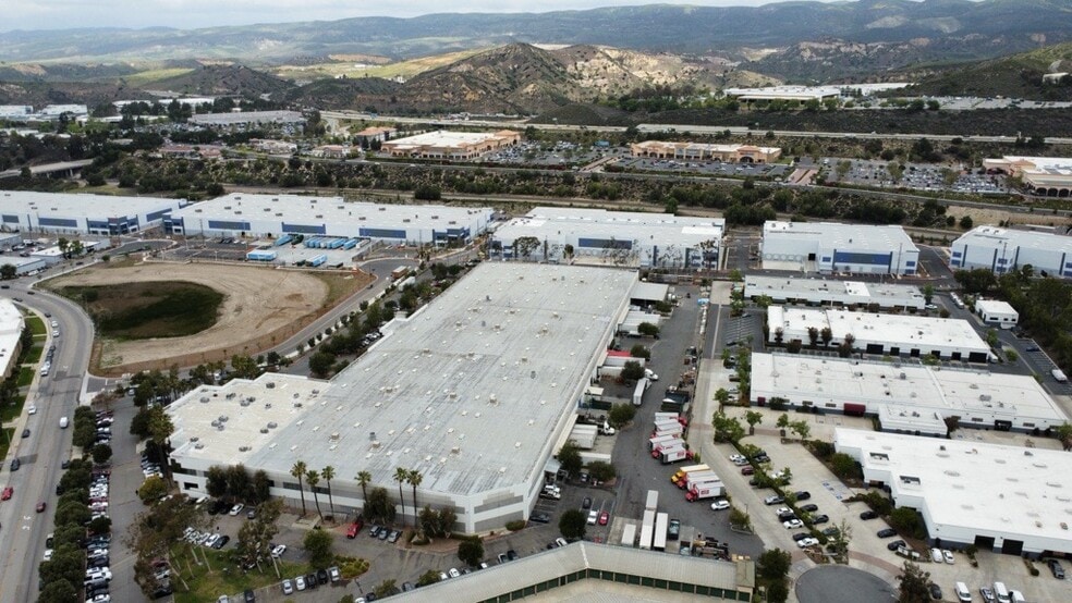 355 E Easy St, Simi Valley, CA à louer - Photo du bâtiment - Image 3 de 4
