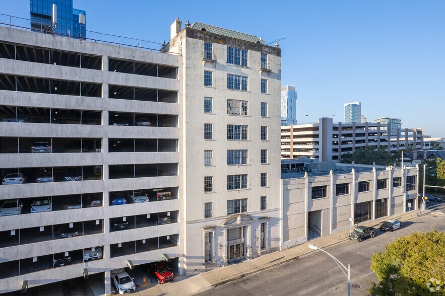 209 W 9th St, Austin, TX à louer - Photo du bâtiment - Image 2 de 7