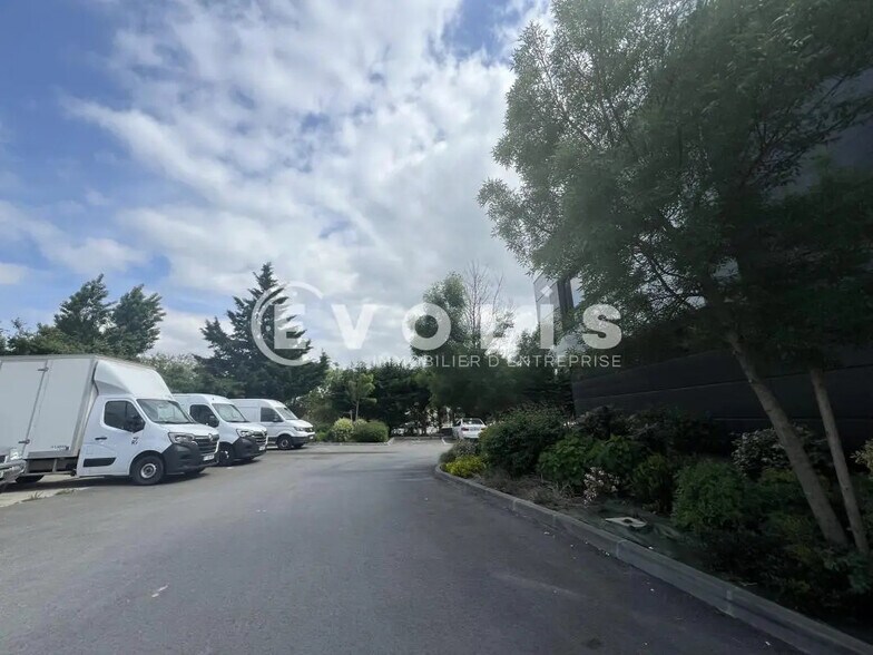 Flex in Les Pavillons-sous-Bois for lease - Building Photo - Image 3 of 3