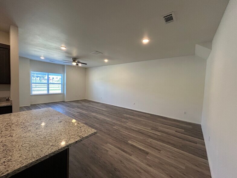 803 S Rupple Rd, Fayetteville, AR à vendre - Photo intérieure - Image 3 de 14