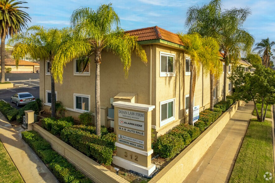 312 S Juniper St, Escondido, CA à louer - Photo du bâtiment - Image 2 de 4