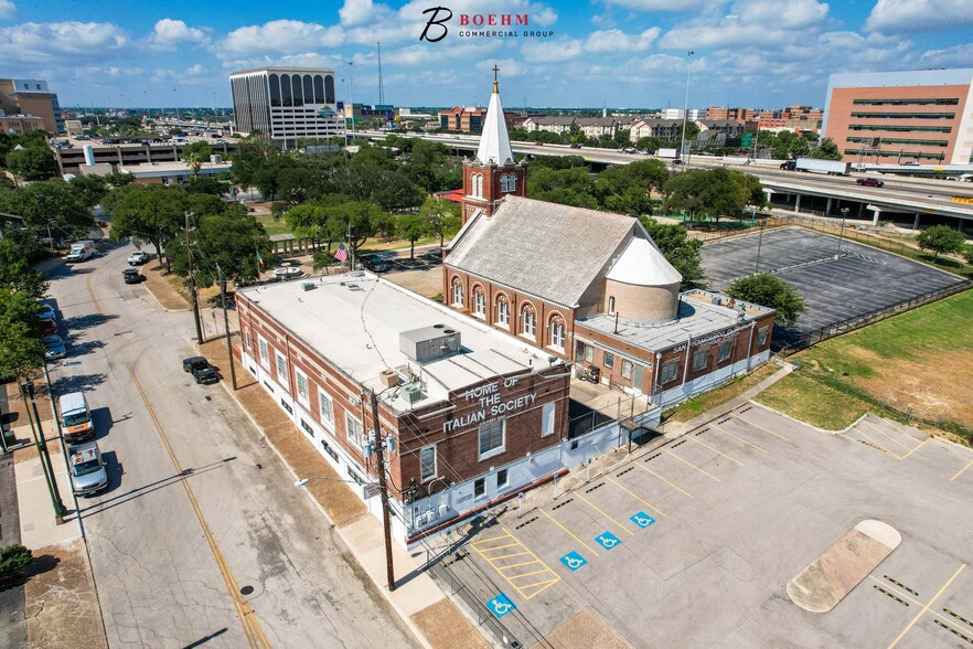 201 Piazza Italia, San Antonio, TX à louer - Photo du b timent - Image 2 de 62