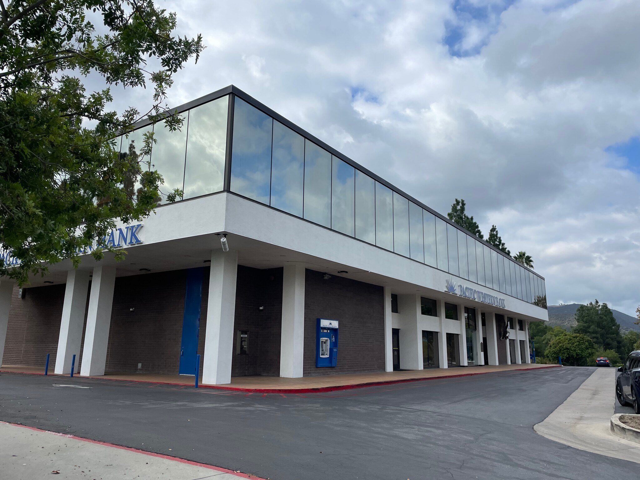 50 W Hillcrest Dr, Thousand Oaks, CA for lease Building Photo- Image 1 of 9
