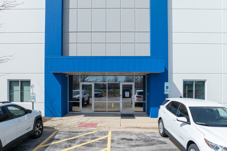 1207 Bilter Rd, Aurora, IL à louer - Photo du bâtiment - Image 3 de 4