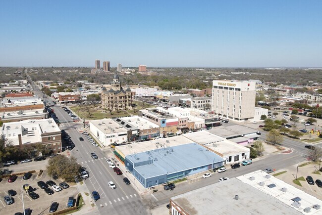 Plus de détails pour 119 S Elm St, Denton, TX - Commerce de détail à louer