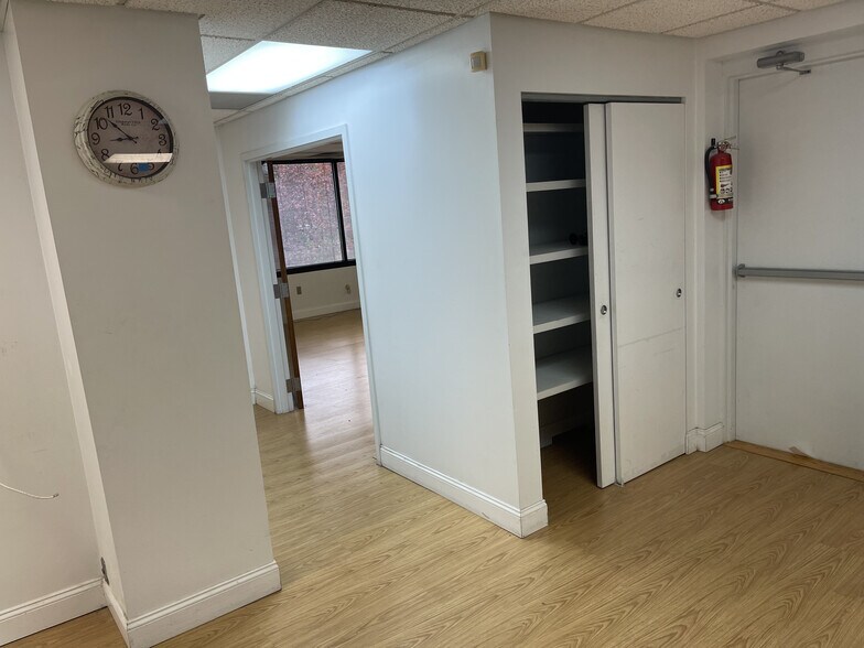 250 W Lancaster Ave, Paoli, PA à vendre - Photo du bâtiment - Image 2 de 10