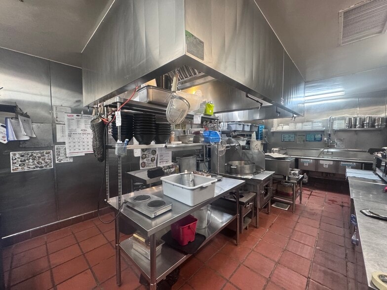 1601 Sawtelle Blvd, Los Angeles, CA for lease - Interior Photo - Image 2 of 16