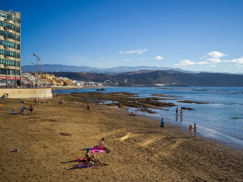 Retail in Las Palmas de Gran Canaria, Las Palmas for lease - Building Photo - Image 1 of 4