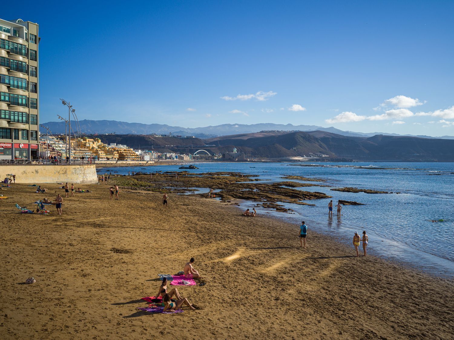 Retail in Las Palmas de Gran Canaria, Las Palmas for lease Building Photo- Image 1 of 5