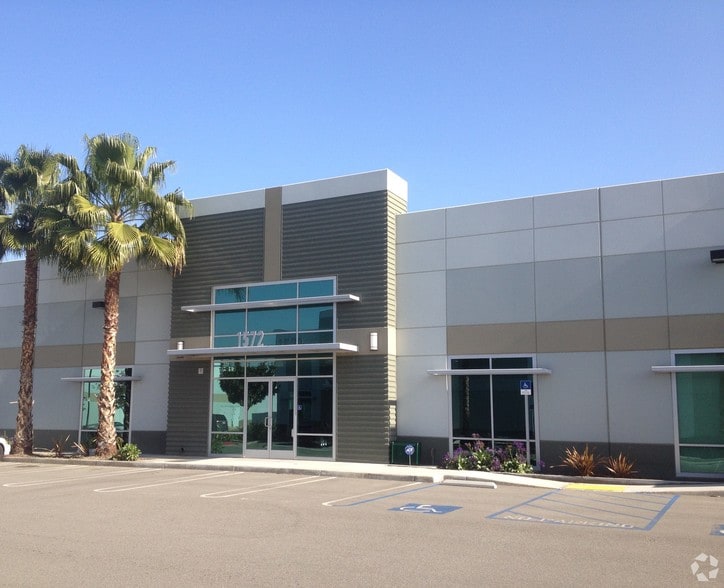 1572 Kimberly Ave, Fullerton, CA à louer - Photo du bâtiment - Image 2 de 6