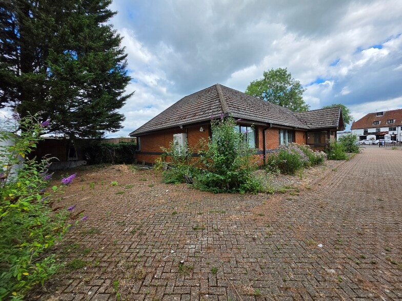 1 Oxford Rd, Uxbridge for lease - Building Photo - Image 2 of 14
