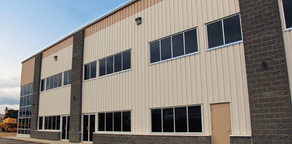 Multi Tenant Industrial Park portefeuille de 3 propriétés à vendre sur LoopNet.ca - Photo du bâtiment - Image 2 de 2