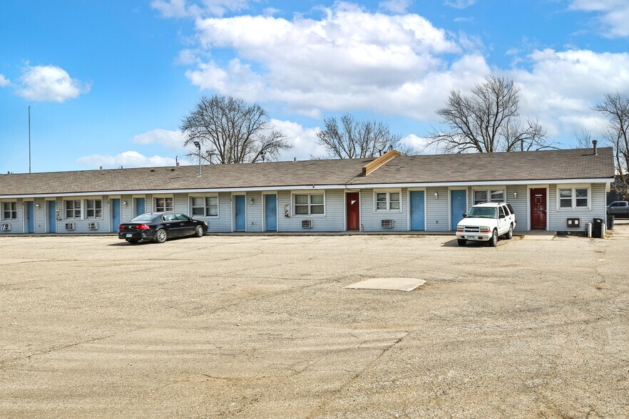 2102 E Main St, Albert Lea, MN à vendre - Photo du bâtiment - Image 3 de 30