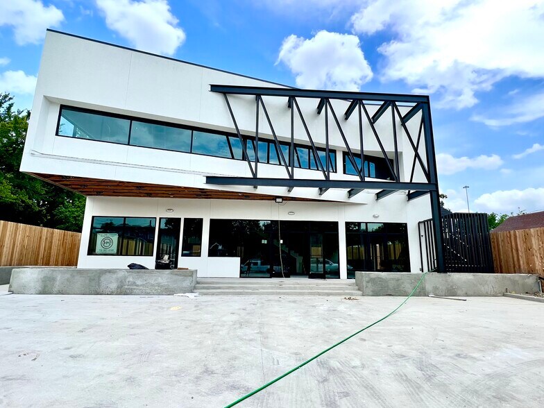 6815 N Main St, Houston, TX à louer - Photo du bâtiment - Image 1 de 11