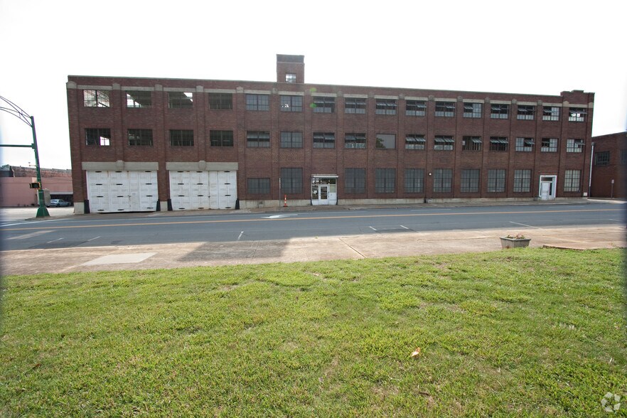 109 N Hayne St, Monroe, NC à vendre - Photo du bâtiment - Image 3 de 135