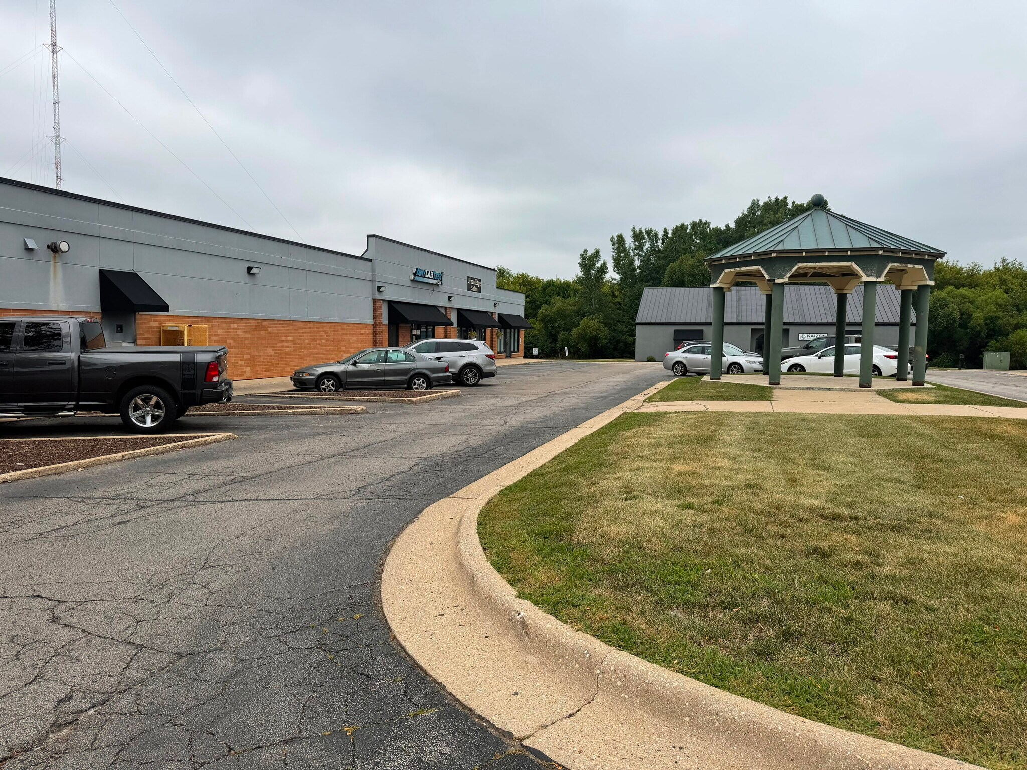 6256 E Riverside Blvd, Loves Park, IL for lease Building Photo- Image 1 of 4